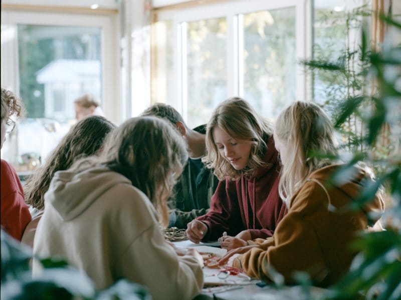 Lachende Kinder beim Spielen im Freien